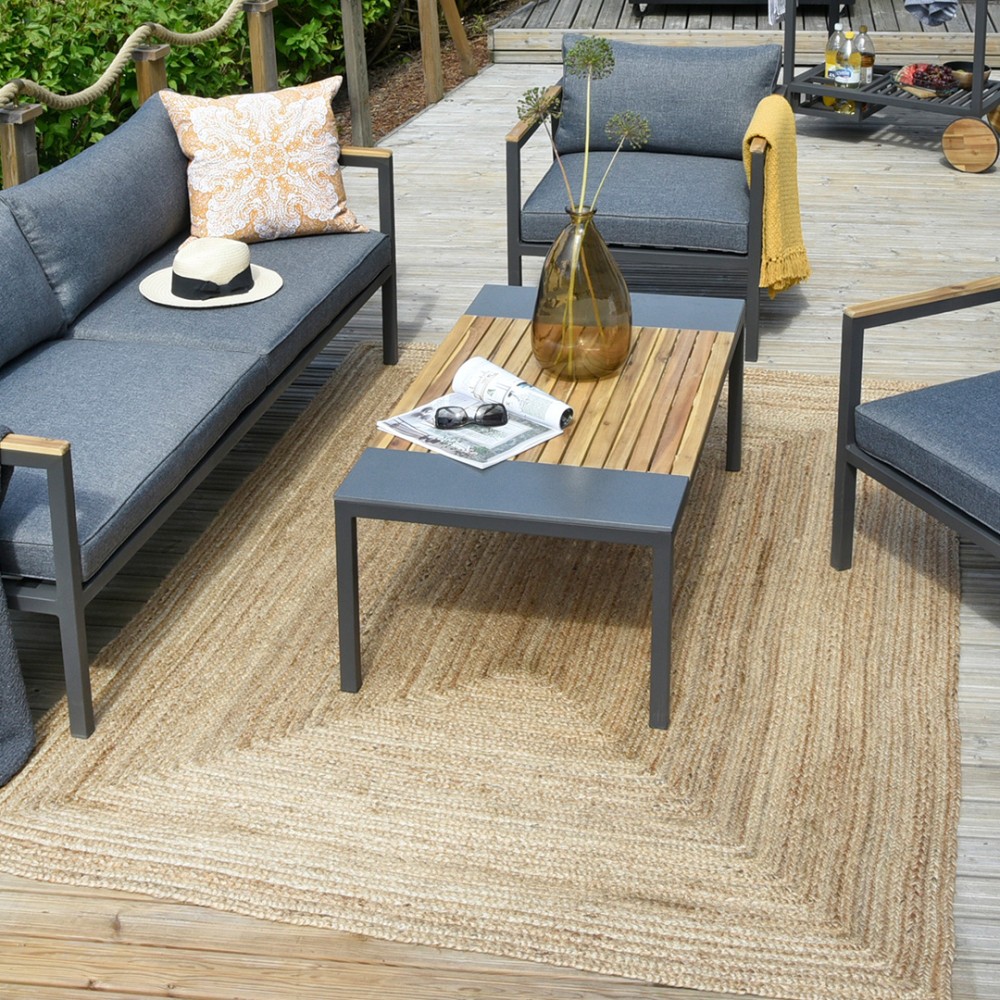 &nbsp;
Juuttimatto on bohoin terassimatto
Kun haluat rentoa boho-henke&auml; terassille tai parvekkeelle, on juuttimatto oikea valinta. Juutti on luonnonmateriaali, joka kest&auml;&auml; kosteutta ja n&auml;ytt&auml;&auml; tyylikk&auml;&auml;lt&auml; lattialla. Juuttimatto ei kuitenkaan kest&auml; jatkuvaa sadetta ja m&auml;rk&auml;&auml;, eli ihan suoraan taivasalle sit&auml; ei kannata sijoittaa. Boho-tunnelma syntyy, kun asettelet p&auml;&auml;llekk&auml;in erilaisia ja eri kokoisia juuttimattoja; alle ensimm&auml;iseksi yksi iso matto ja p&auml;&auml;lle pienempi&auml; py&ouml;reit&auml; juuttimattoja. Parvekemattona juutti on ihanteellinen. Se on l&auml;mmin jalan alla, vaikka parvekkeen betonilattia olisikin viile&auml;.
